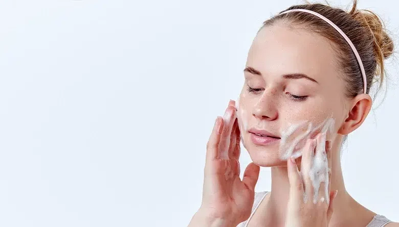 Sensitive Skin: Causes, Care, and Solutions for a Calm Complexion