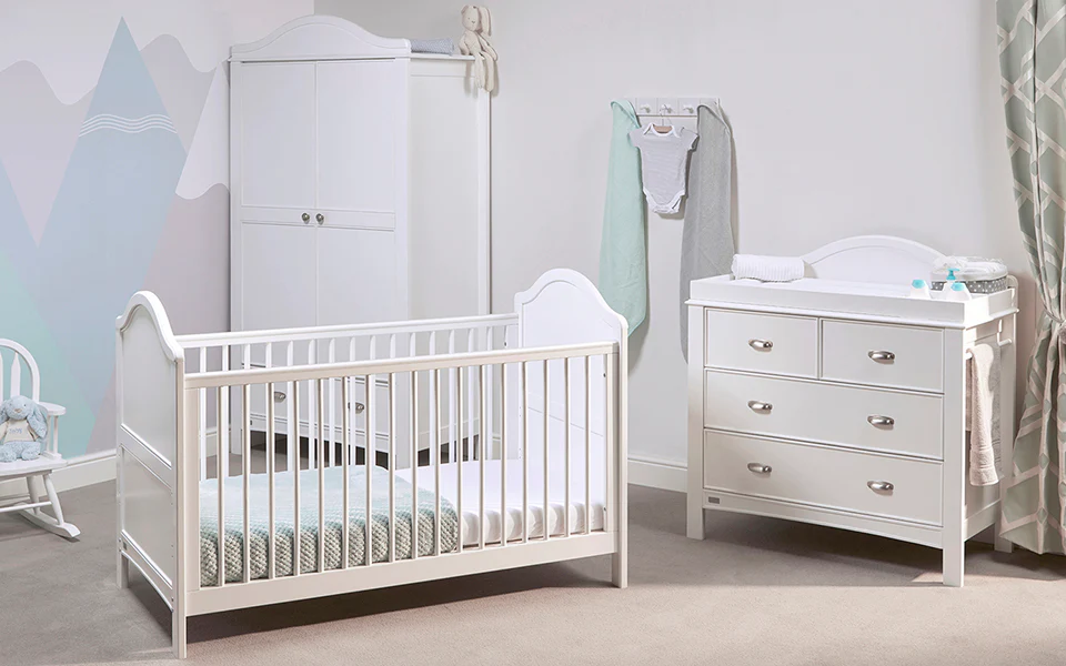 Creating a Safe and Stylish Sleep Haven for Your Baby: A Guide to Choosing the Perfect Crib

